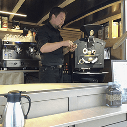 Cafés Roger - Die Kunst des Kaffeeröstens in der Höhe